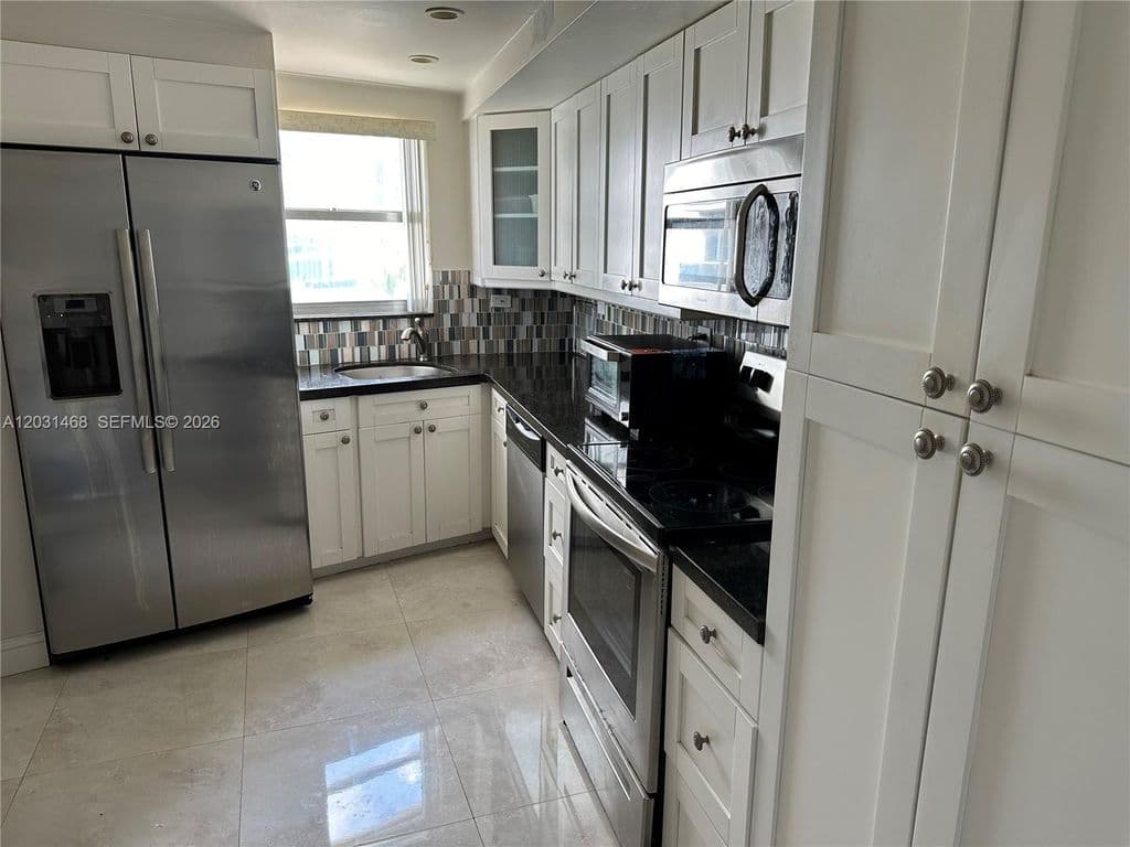 2+1 Condo — 6039 Collins Ave APT 728