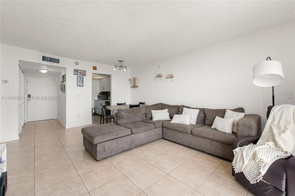 1+1 Condo — 2350 NE 135th St APT 1006