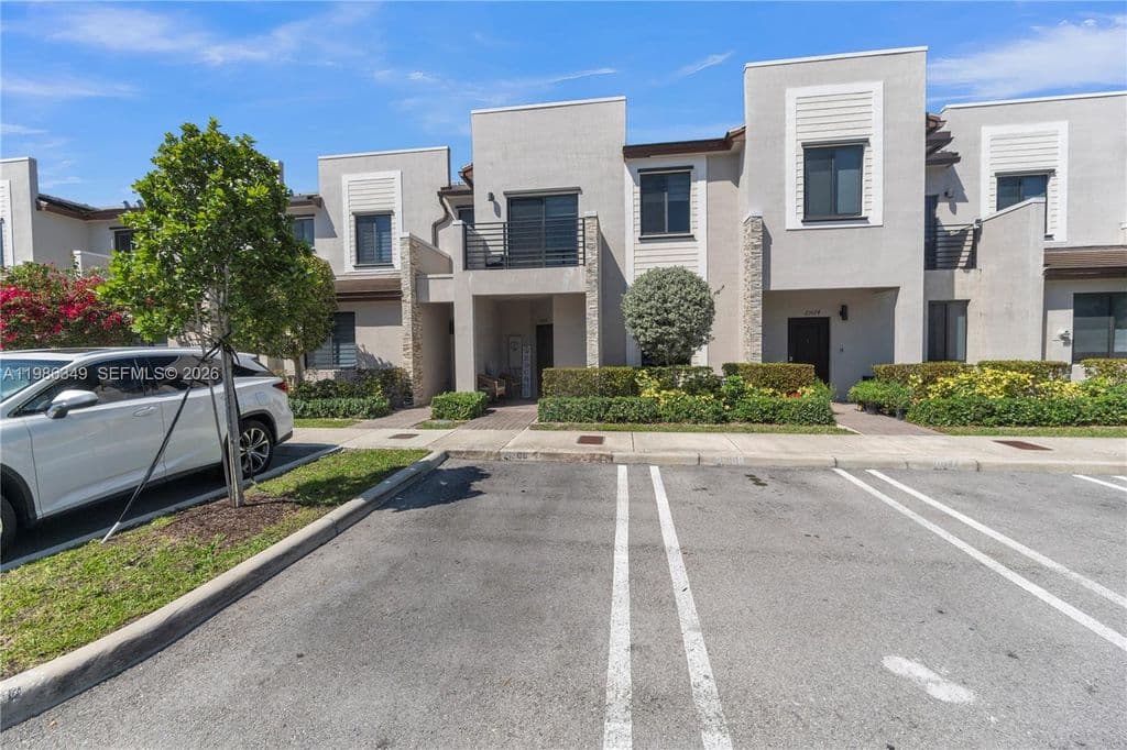 3+1 Mülk — 21068 NE 8th Ave