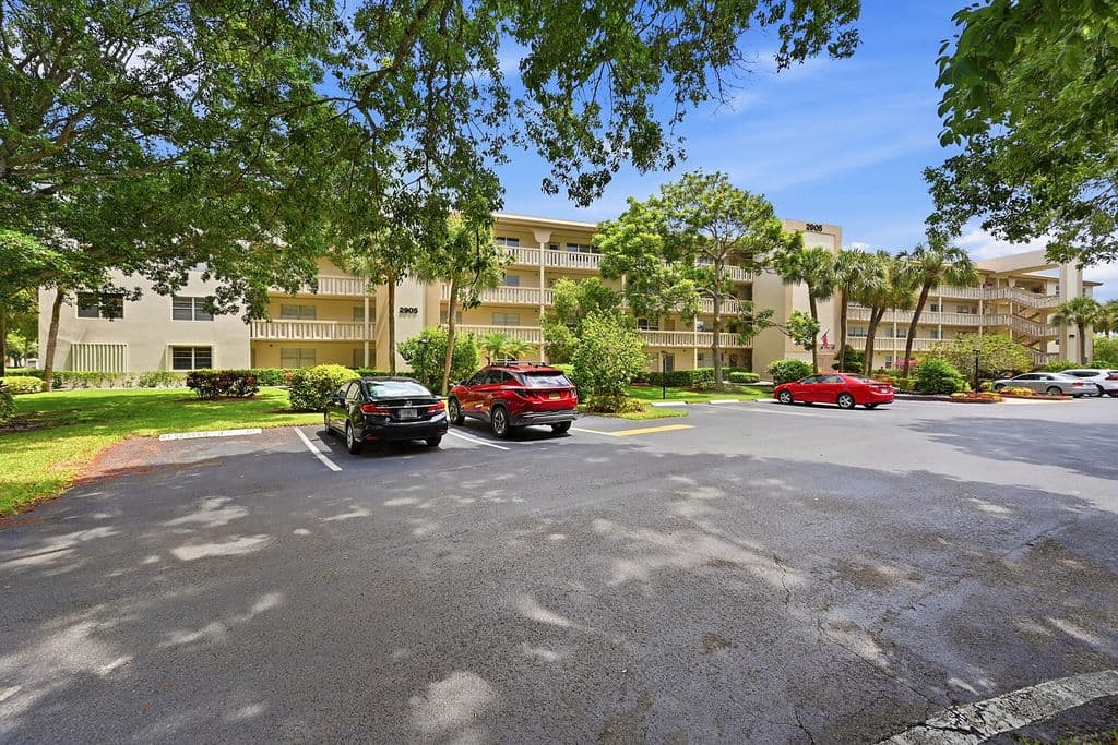 2-bedroom Condo — 2905 Victoria Place #C4