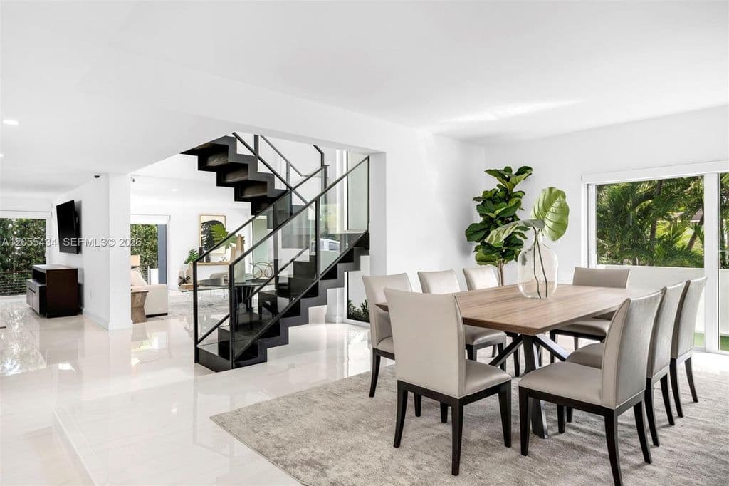 5-bedroom Single-Family Home — 6832 Sunrise Ct