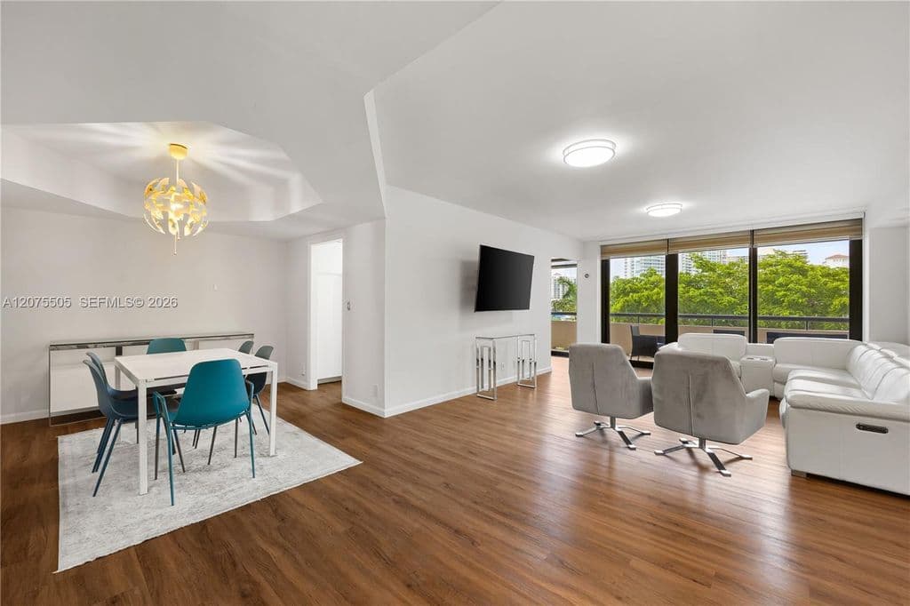 2-bedroom Condo — 19667 Turnberry Way APT 3F