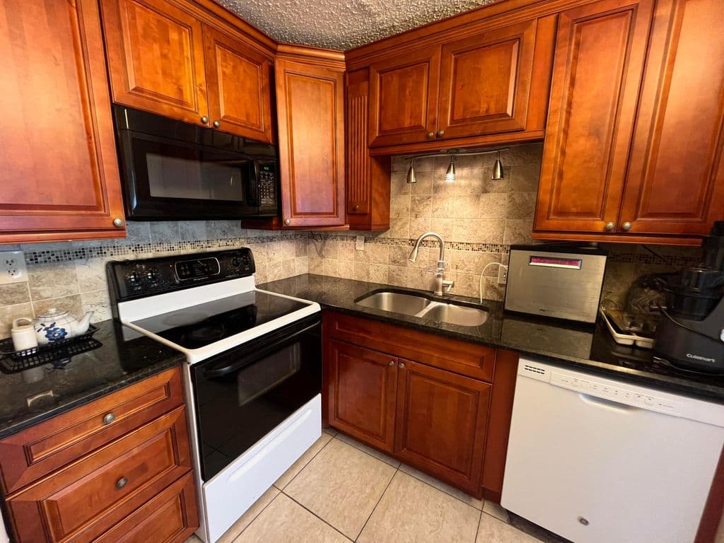 1+1 Condo — 7 FLANDERS A