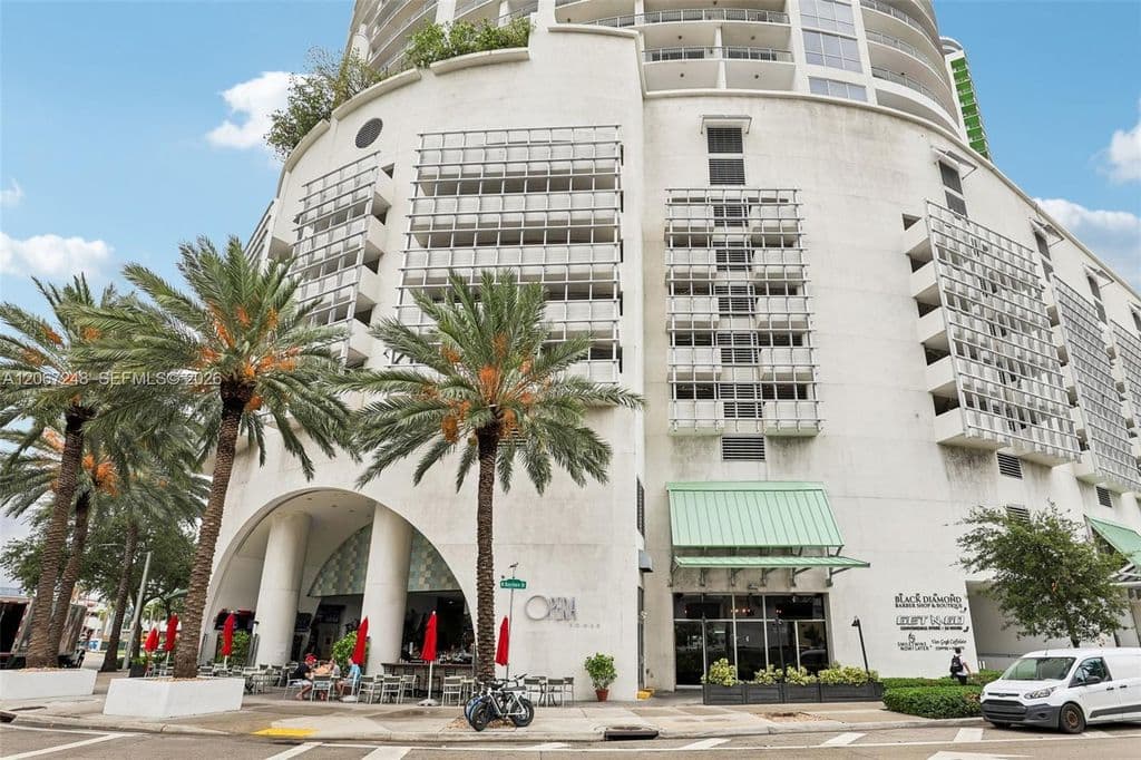 Condo — 1750 N Bayshore Dr APT 3207
