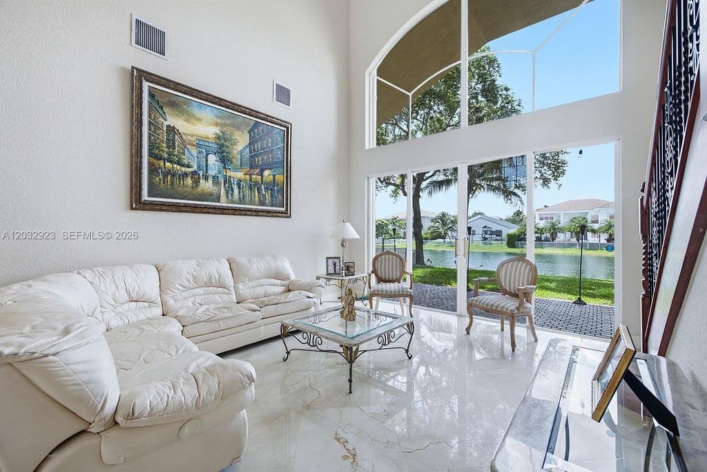 5-bedroom Single-Family Home — 18543 SW 49th St