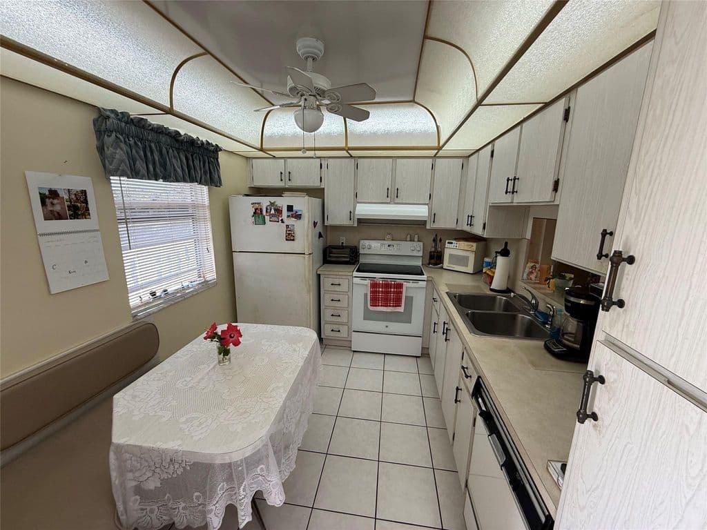 2+1 Condo — 425 SE 11th Terrace #302
