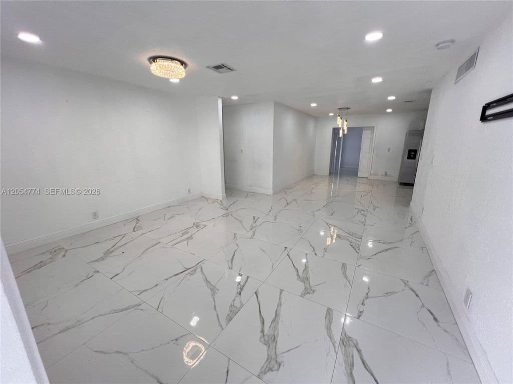4+1 Müstakil ev — 2001 SW 85th Ave