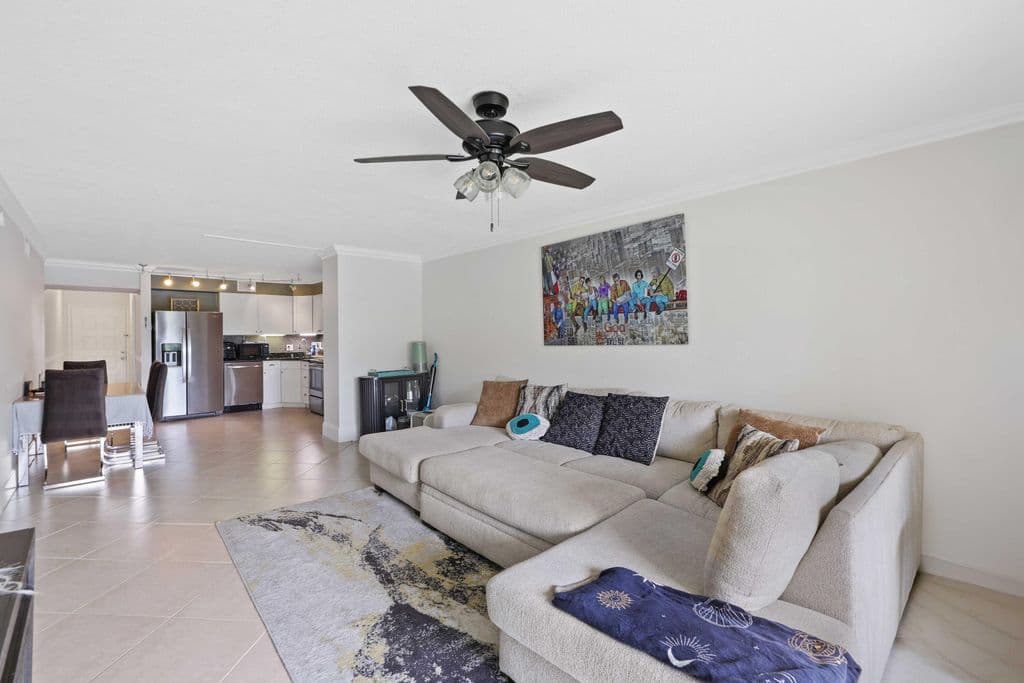 3-bedroom Condo — 3020 Florida Boulevard #202-c