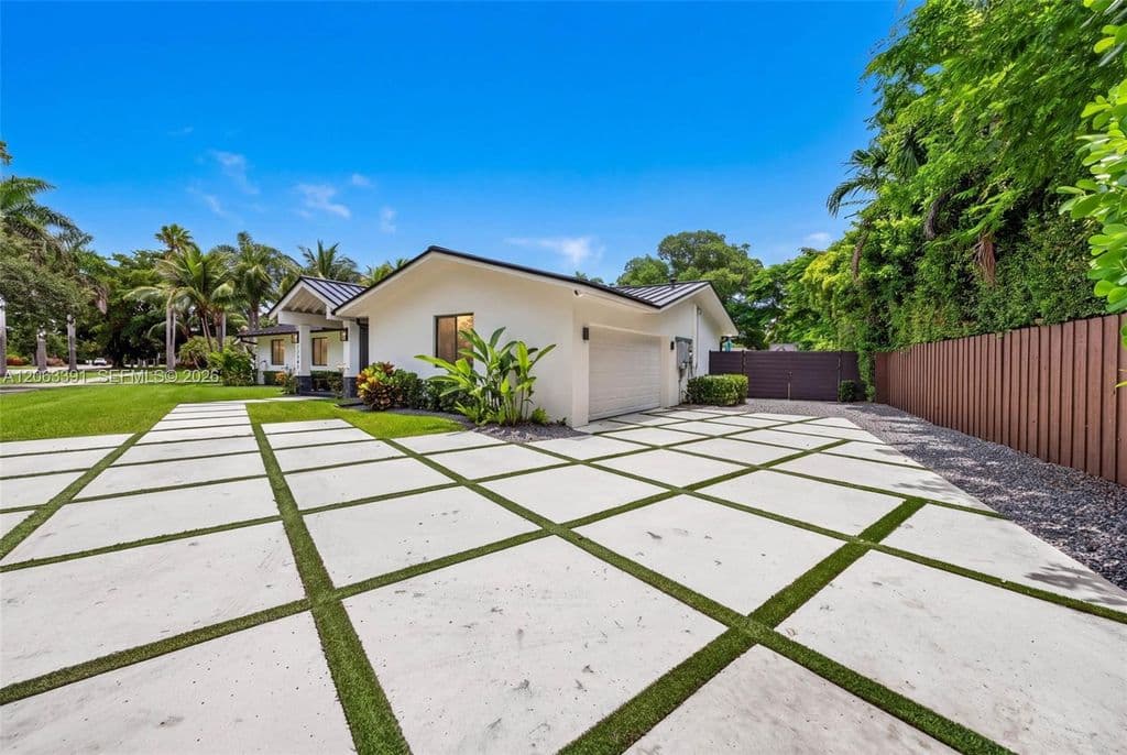 5-bedroom Single-Family Home — 17701 SW 87th Ave