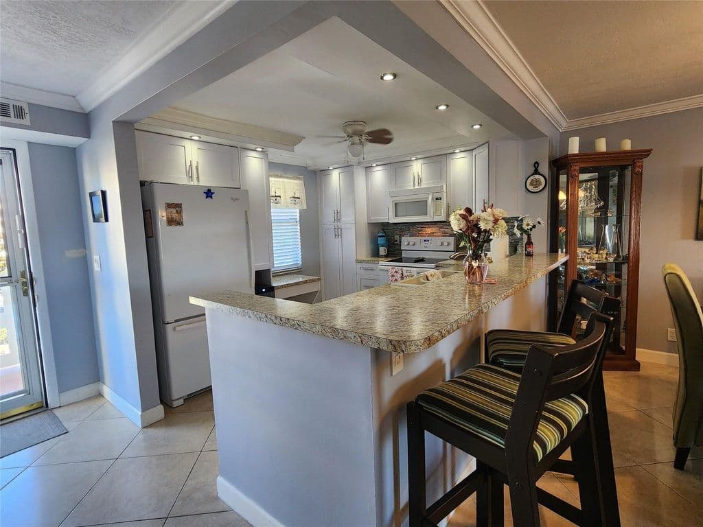 2+1 Condo — 321 SE 3rd Street #302