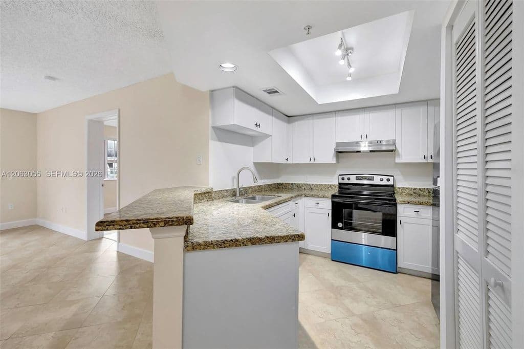 2+1 Condo — 2009 SE 10th Ave APT 302