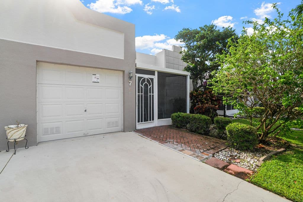 2-bedroom Single-Family Home — 18900 Stewart Circle #7