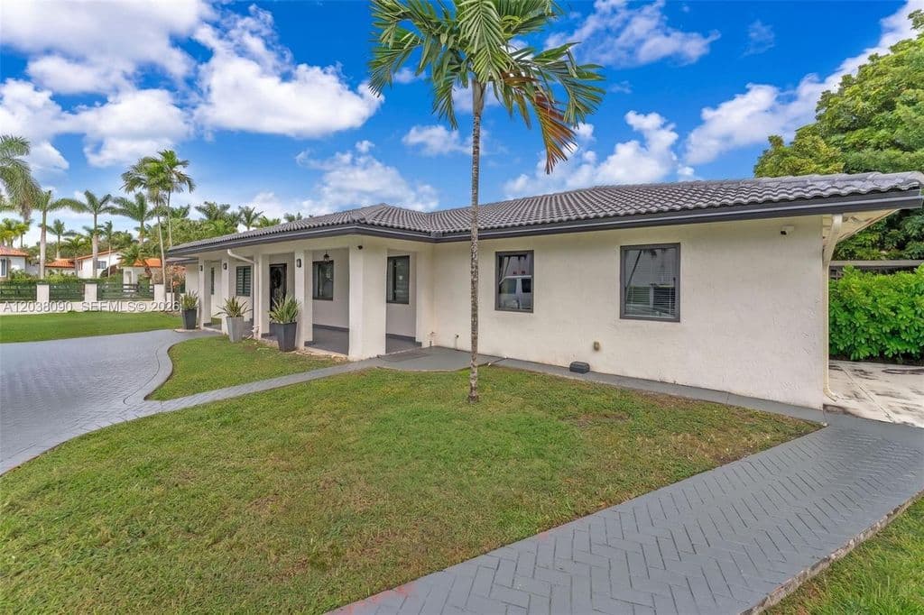 5+1 Müstakil ev — 551 SW 127th Ave