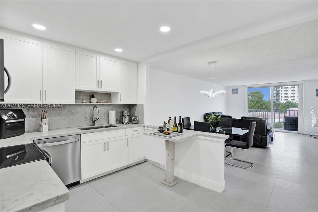 2+1 Condo — 1401 S Ocean Dr APT 302