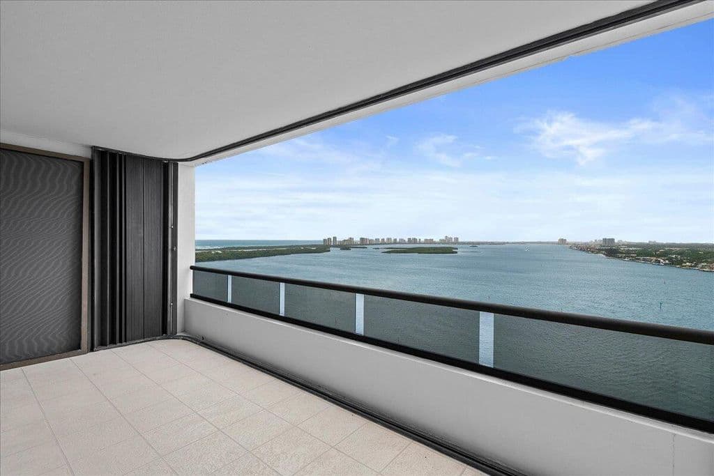 2-bedroom Condo — 100 Lakeshore Drive #1955