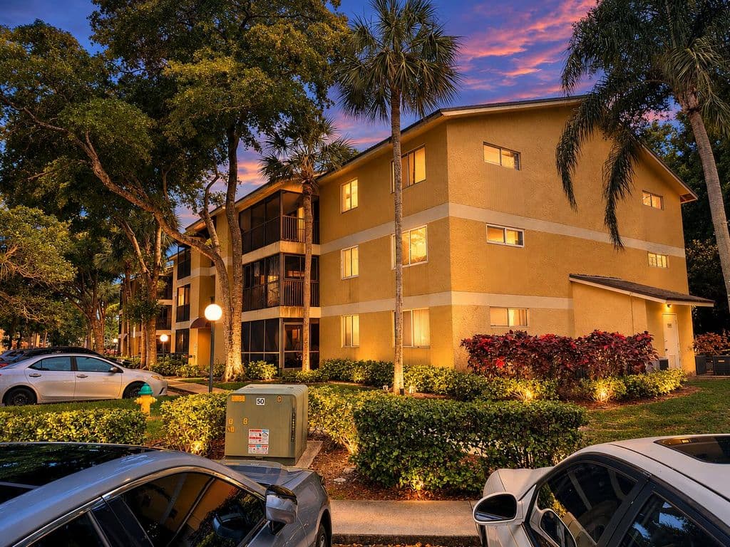 3-bedroom Condo — 3083 N Oakland Forest Drive #308