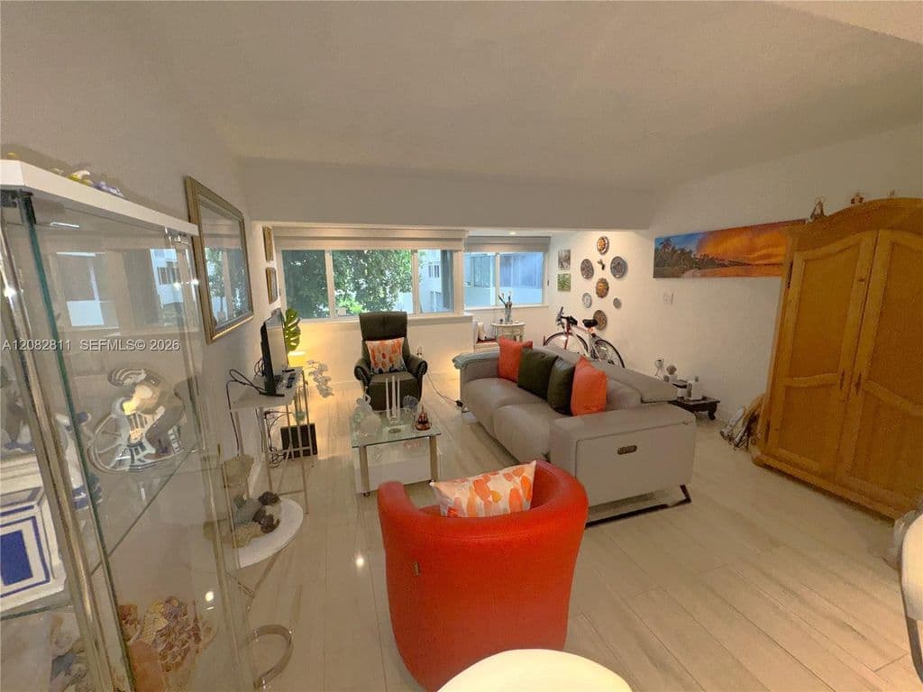 2-bedroom Property — 1910 SW 17th Ave APT 8