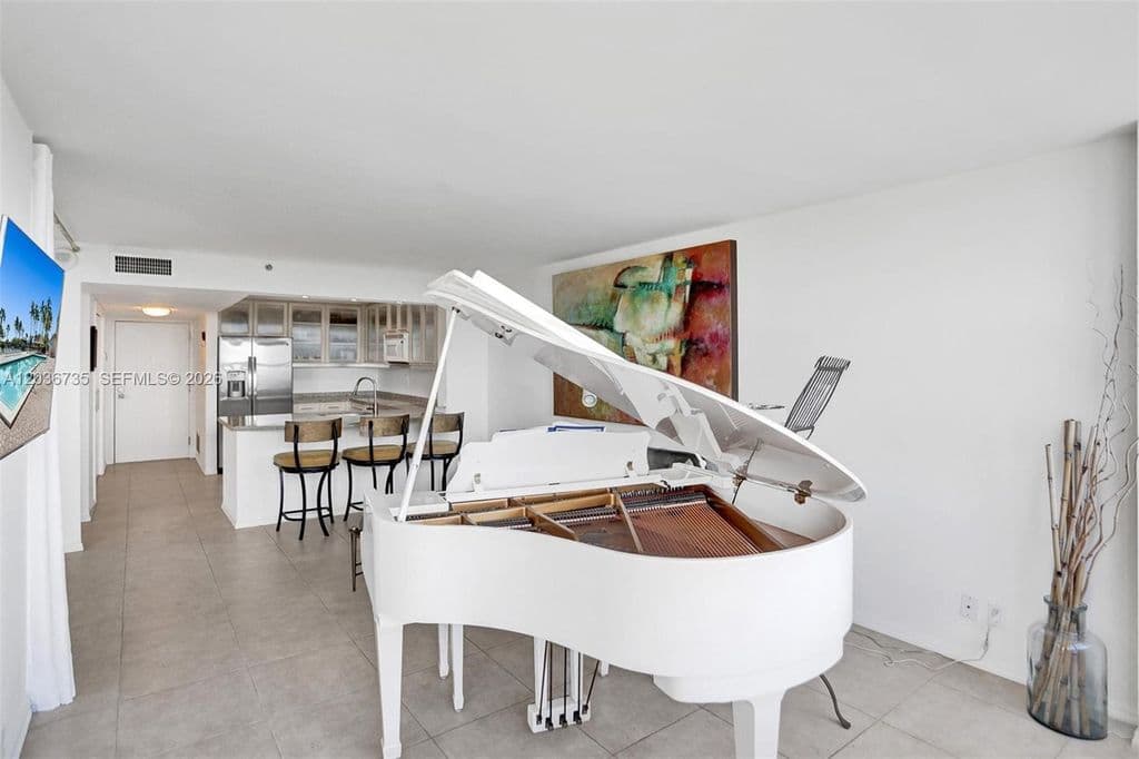 2-bedroom Condo — 2555 Collins Ave APT 1508