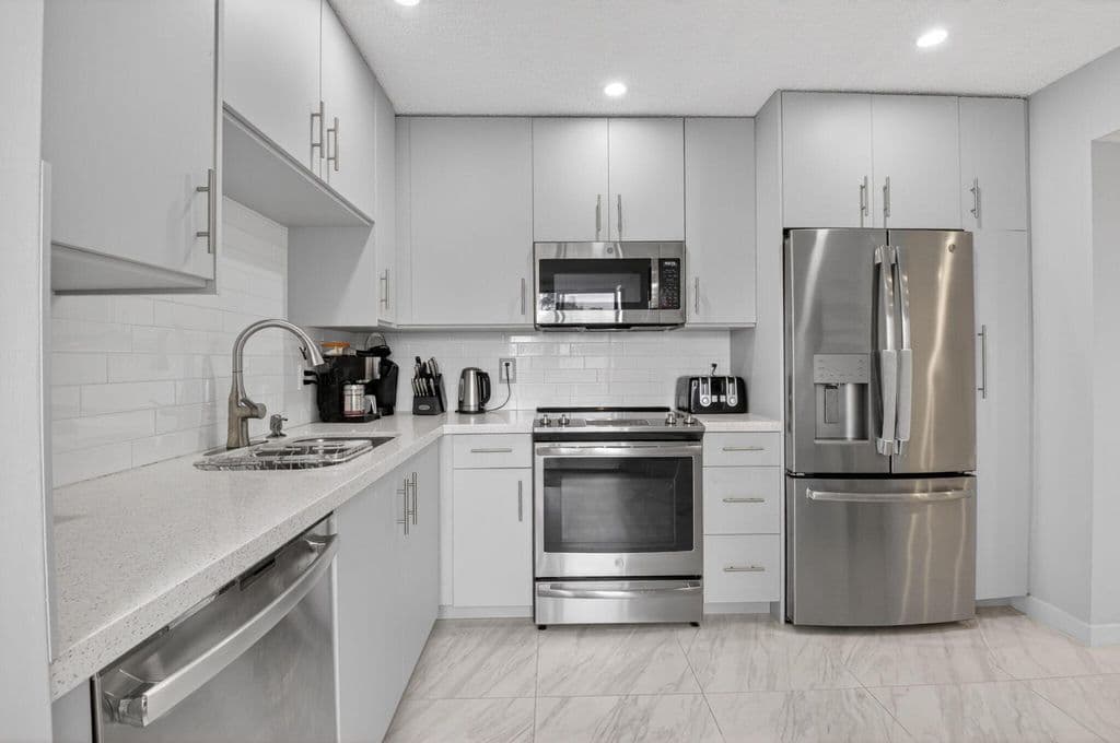 2-bedroom Condo — 7563 Glendevon Lane #1306