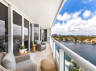 2+1 Condo — 21055 Yacht Club Dr #1707, Aventura, 33180
