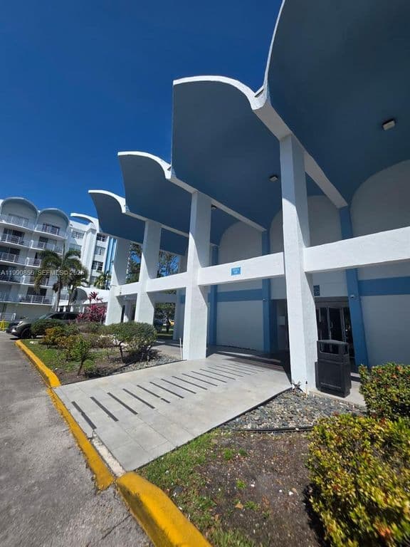 2-bedroom Condo — 486 NW 165th Street Rd APT B405