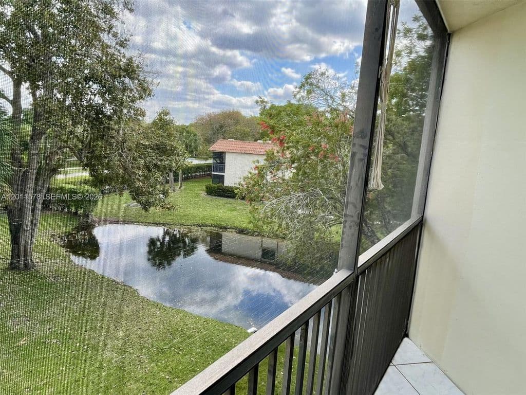 2+1 Condo — 491 Racquet Club Rd APT 303