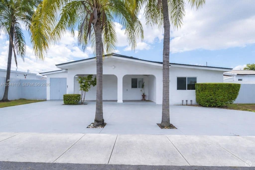 5-bedroom Single-Family Home — 114 SW 57th Ct