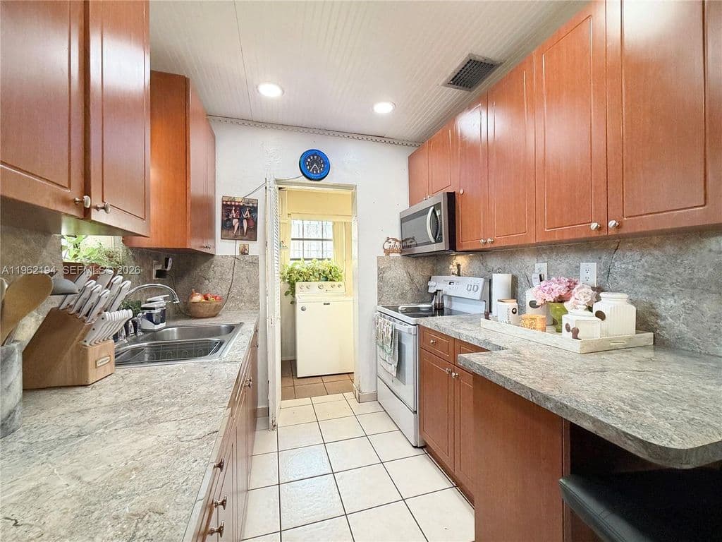 4+1 Müstakil ev — 8891 SW 28th St