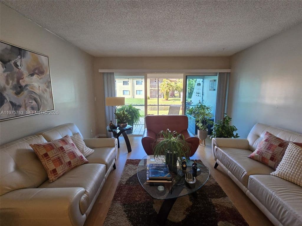 2+1 Condo — 140 Lakeview Dr APT 111