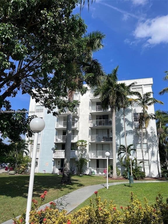 2-bedroom Condo — 486 NW 165th Street Rd APT B405