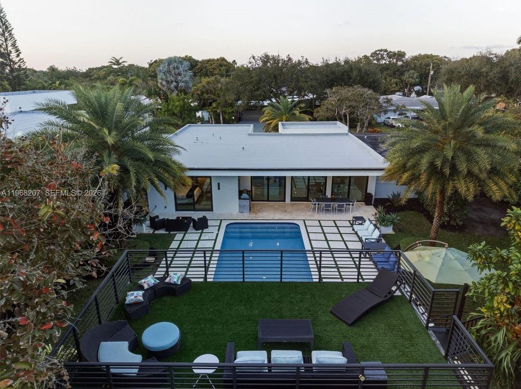5+1 Müstakil ev — 400 NW 24th St