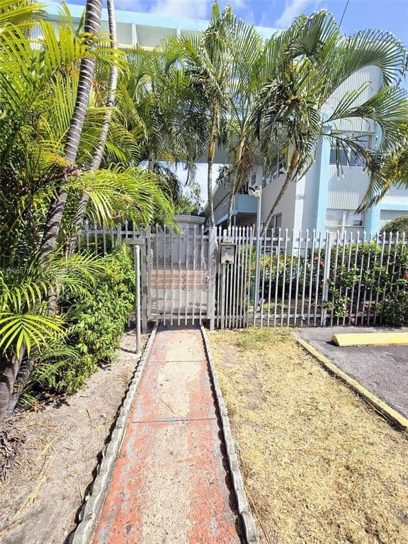 2-bedroom Condo — 1255 Marseille Dr #21