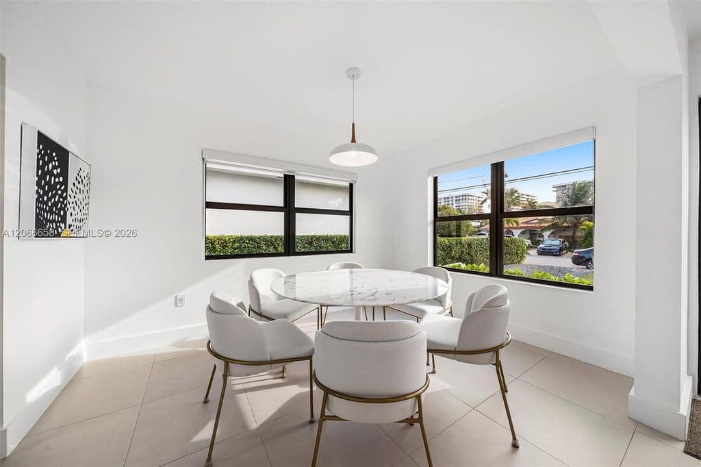 3+1 Müstakil ev — 8844 Abbott Ave