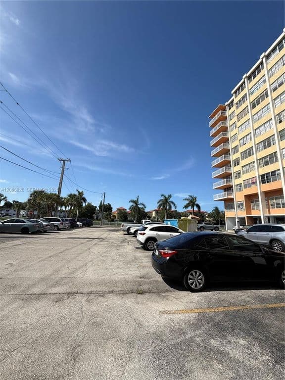 1-bedroom Condo — 2025 NE 164th St APT 707