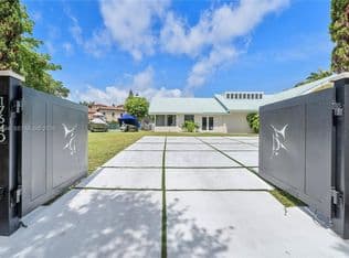 5-bedroom Single-Family Home — 17640 Old Cutler Rd, Palmetto Bay, 33157