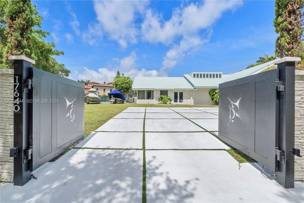 5-bedroom Single-Family Home — 17640 Old Cutler Rd