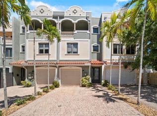3-bedroom Townhouse — 542 NE 17th Ave, Fort Lauderdale, 33301