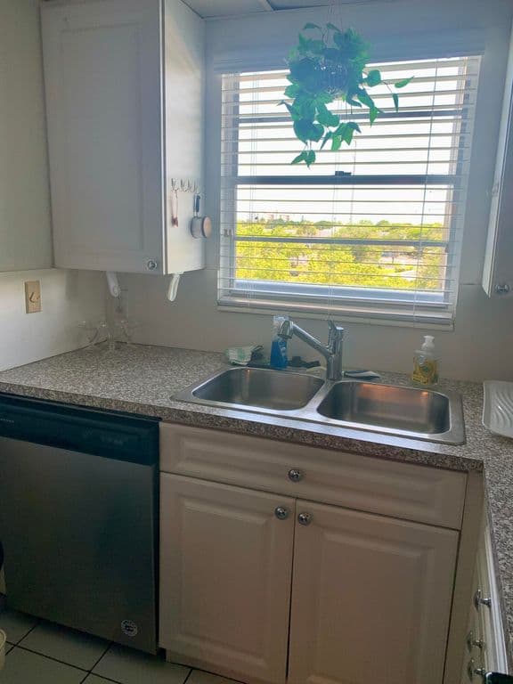 2+1 Condo — 4030 HARWOOD D #4030