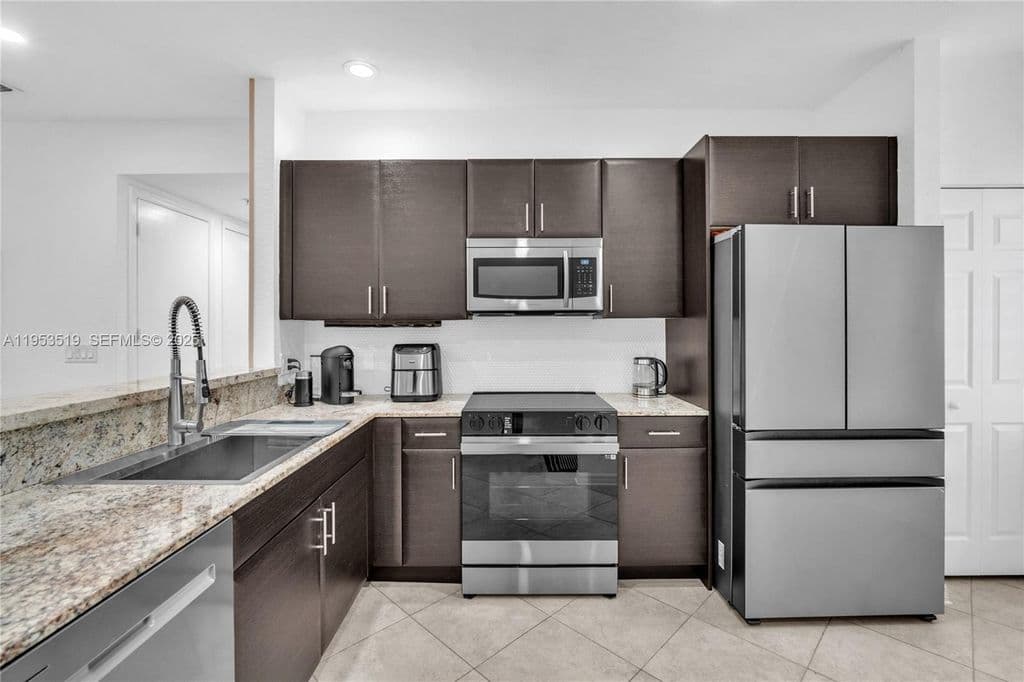 2+1 Condo — 121 NW 2nd Ave Unit 4