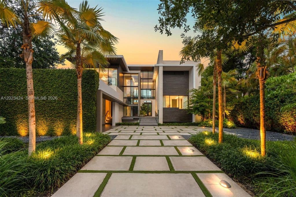 5-bedroom Single-Family Home — 132 Paloma Dr