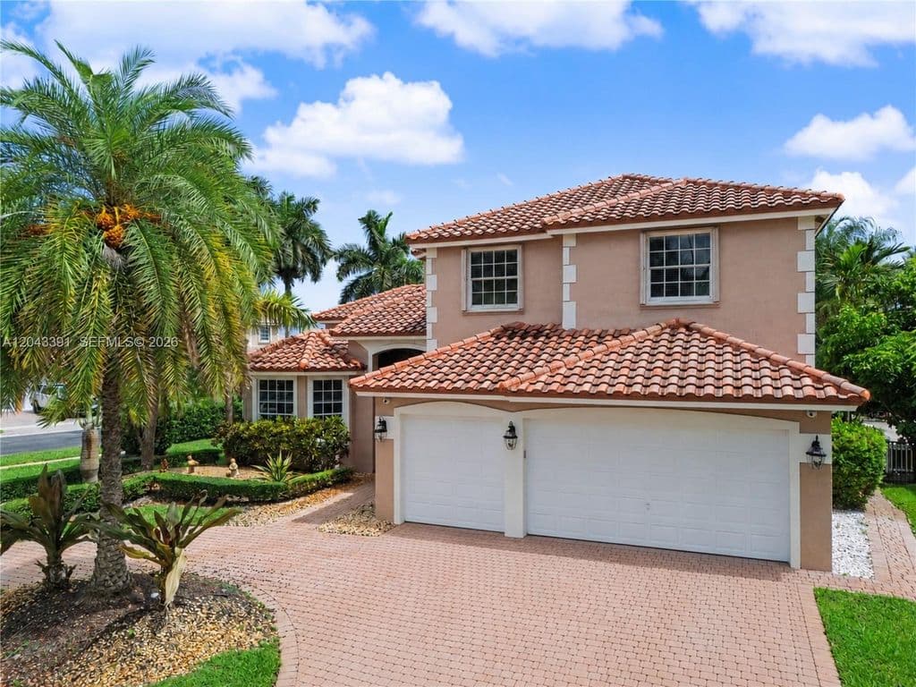 5-bedroom Single-Family Home — 18900 SW 32nd Ct