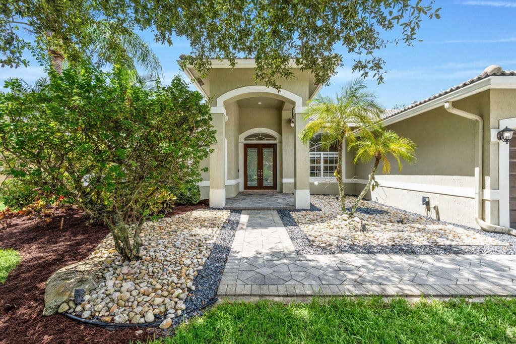 5+1 Müstakil ev — 10668 NW 69TH Street