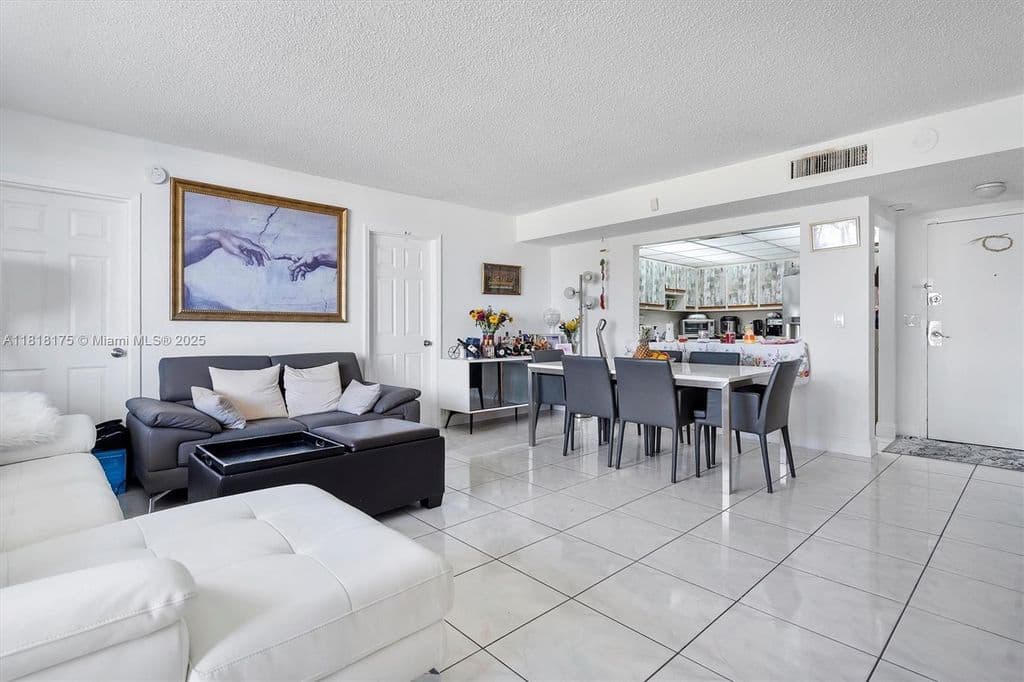 2+1 Condo — 13499 Biscayne Blvd APT 406
