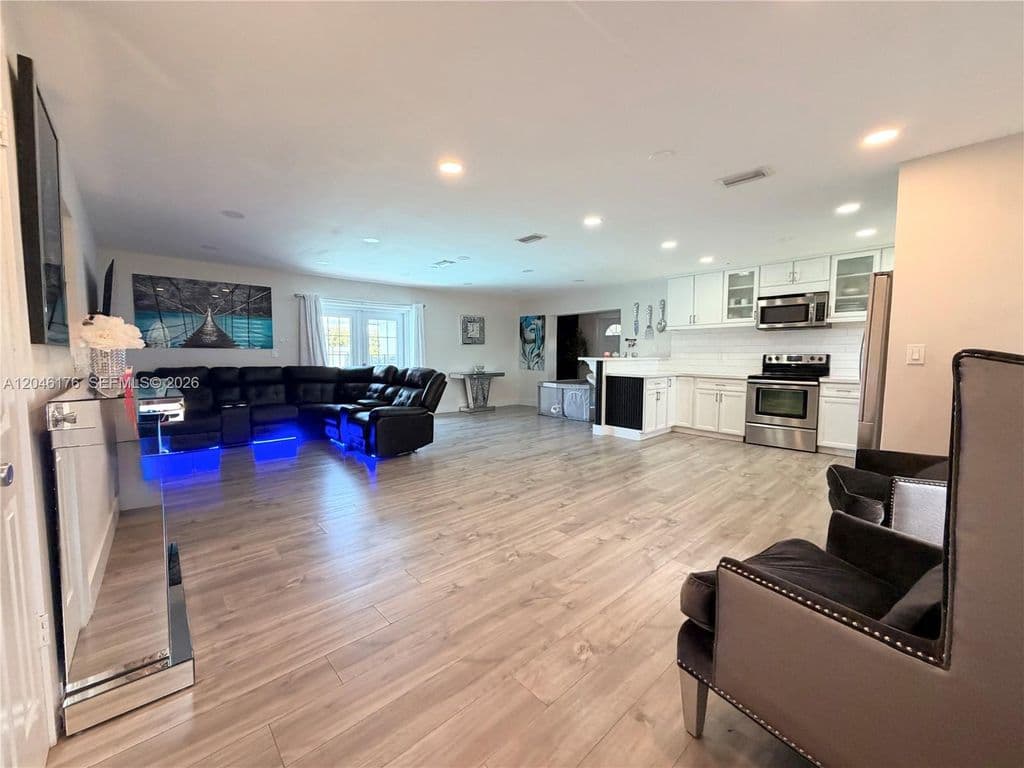 5+1 Müstakil ev — 17130 NW 42nd Ct