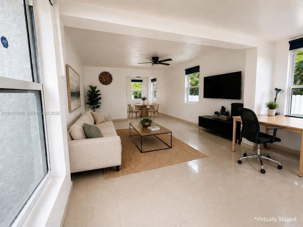 3+1 Müstakil ev — 204 SW 7th Ave