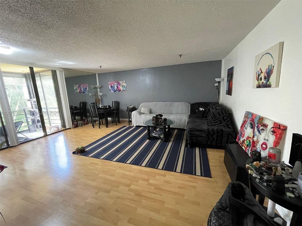 1+1 Condo — 671 NE 195th St APT 207