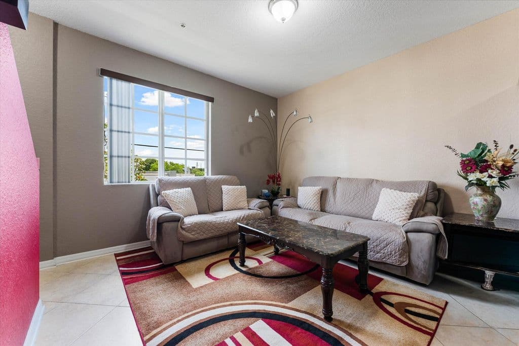 2+1 Mülk — 131 NW 2nd Avenue #3