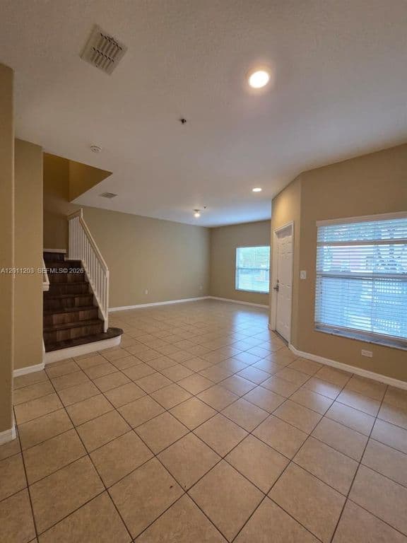 3-bedroom Property — 2851 W Prospect Rd Unit 404