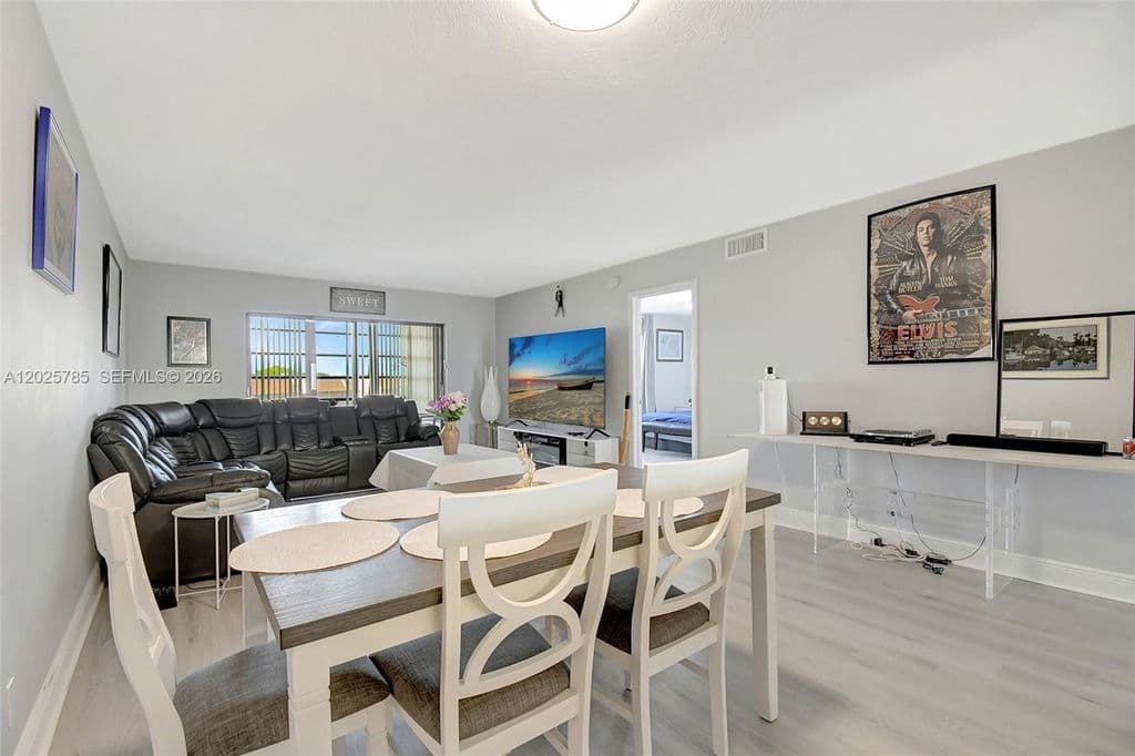 2-bedroom Condo — 10145 Sunrise Lakes Blvd APT 403
