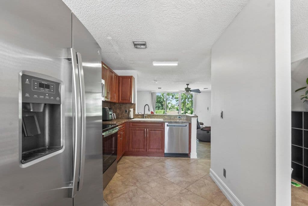 3-bedroom Property — 7127 WOODMONT Way #7127